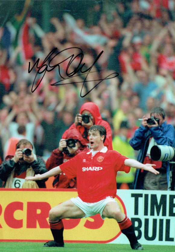 Mark Hughes - Manchester United - 10 x 8 Autographed Picture